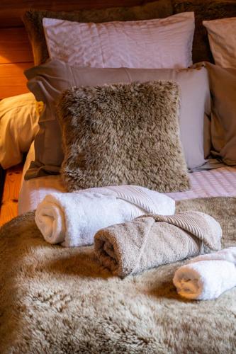 1 queen bed, 1 double bed, 1 twin bed