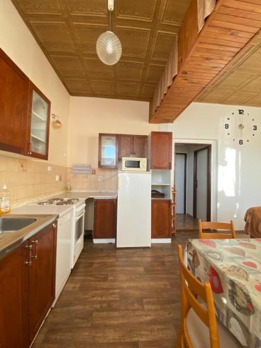 ห้องครัว, Apartmán na Bohdašíně (Apartman na Bohdasine) in เซอร์เวนี คอสเตเลซ