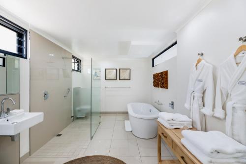 Deluxe Double or Twin Room with Lake View image 6
