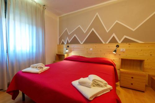 1 queen bed, 1 bunk bed