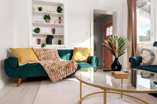 . Smart Bungalow: 10-min to UF, Central Location