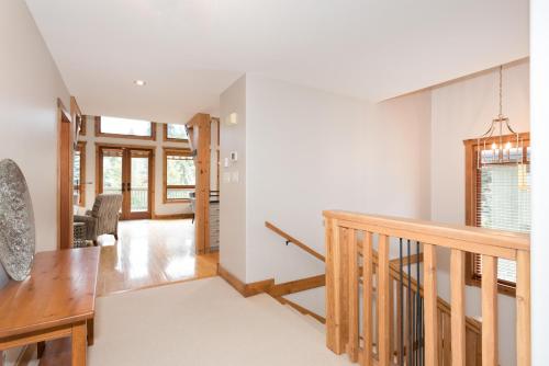 Meadow Green Chalet - Family Chalet, Golf Course, Hot Tub, BBQ, Garden - Whistler Platinum