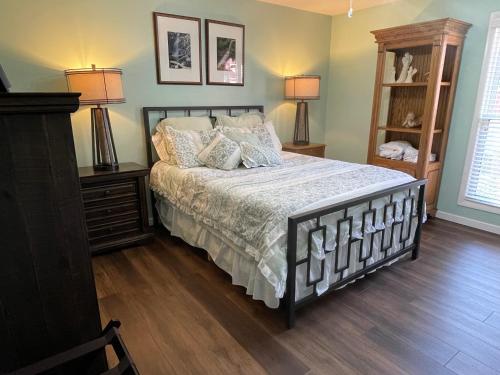 Waynes Place-Hot tub, pet friendly. Close to HPU in High Point, USA