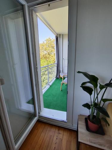 Jolie chambre avec vue dans appartement en colocation