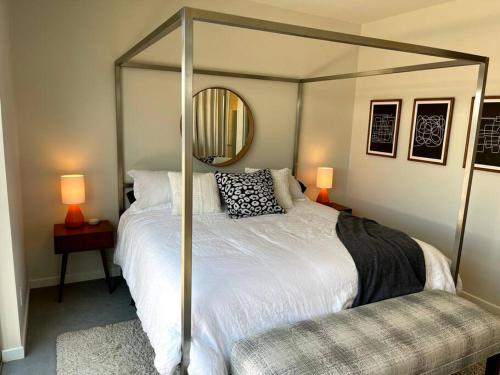 Beautiful Pearl Street Condo--28 day minimum stay in Boulder, USA