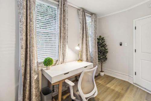 5 Min Drive to Downtown! Modern 3BR in Savannah!