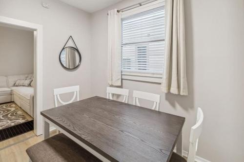 5 Min Drive to Downtown! Modern 3BR in Savannah!