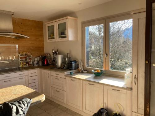 Chalet avec vue panoramique sur les Montagnes du Mole et la chaîne des Aravis piscine chauffée à 5 min des pistes de la station des Brasses