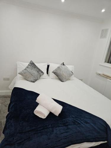 Cosy 3 bedroom Near Heathrow - 6 beds, sleeps 7, FREE PARKING