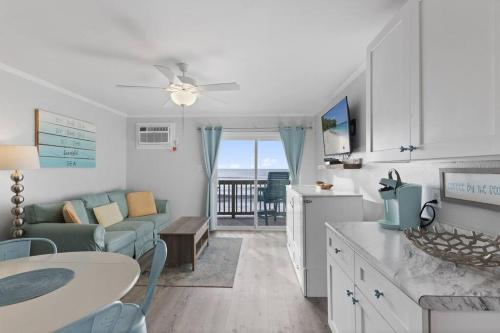 By The Sea: Gorgeous ocean views with balcony! By The Sea: Gorgeous ocean views with balcony!