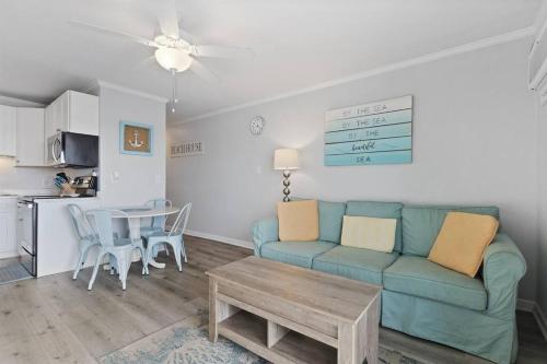 By The Sea: Gorgeous ocean views with balcony! By The Sea: Gorgeous ocean views with balcony!