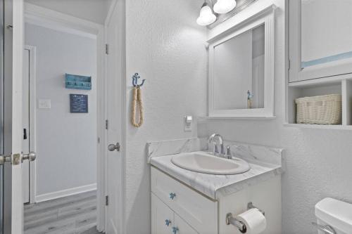 By The Sea: Gorgeous ocean views with balcony! By The Sea: Gorgeous ocean views with balcony!