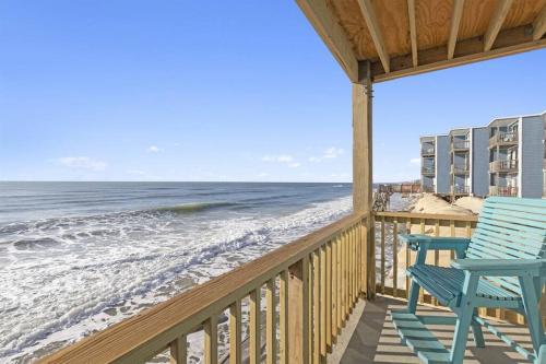 By The Sea: Gorgeous ocean views with balcony! By The Sea: Gorgeous ocean views with balcony!