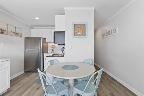 By The Sea: Gorgeous ocean views with balcony! By The Sea: Gorgeous ocean views with balcony!