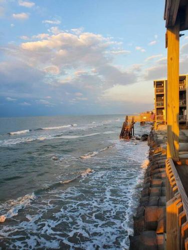 By The Sea: Gorgeous ocean views with balcony! By The Sea: Gorgeous ocean views with balcony!