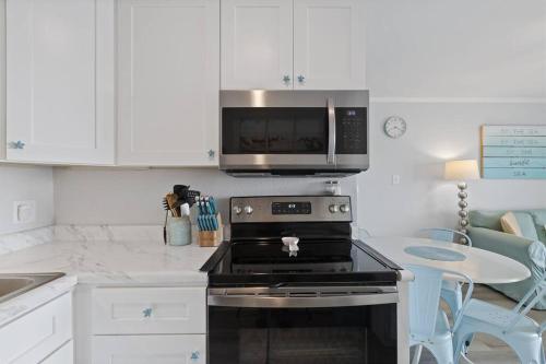 By The Sea: Gorgeous ocean views with balcony! By The Sea: Gorgeous ocean views with balcony!