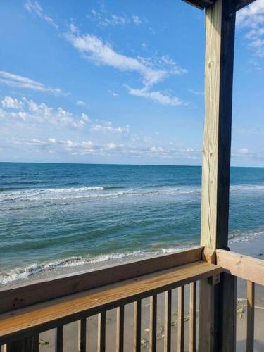 By The Sea: Gorgeous ocean views with balcony! By The Sea: Gorgeous ocean views with balcony!