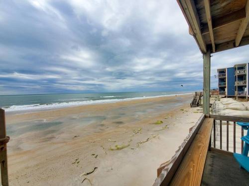 By The Sea: Gorgeous ocean views with balcony! By The Sea: Gorgeous ocean views with balcony!