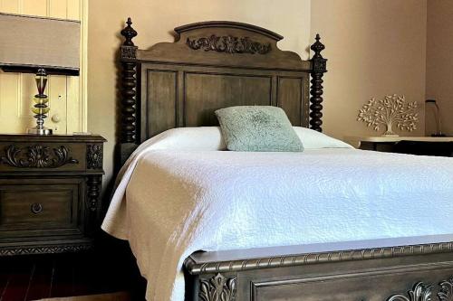 Spacious 5 Bedroom Home Near Downtown with Free Parking WiFi and Deck in Hannon Park (AL)