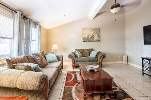 Iekārtas, Spacious 5 Bedroom Home Near Downtown with Free Parking WiFi and Deck in Hannon Park (AL)