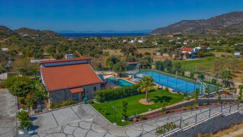 Villa Neveda mit Tennis und Basketballplatz - Accommodation - Datca