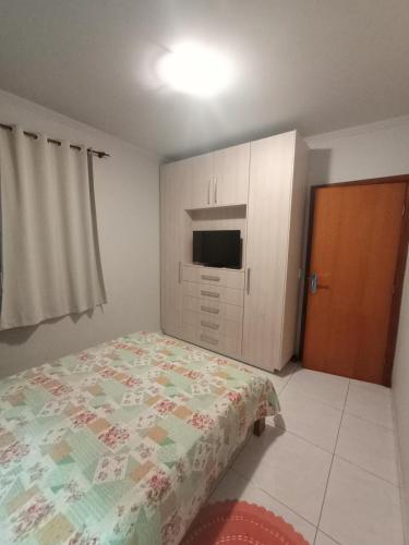 Casa com duas suítes e 1 quarto