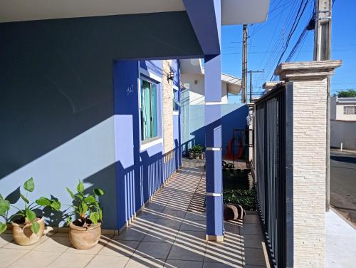 Casa com duas suítes e 1 quarto