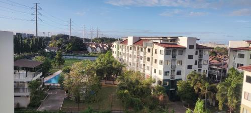 EL MEIR STAYCATION SMART CINEMA CABIN BESIDE ENCHANTED KiNGDOM in ลากูน่า