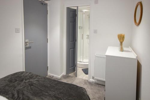 Contractors, Medical staff, Relocators, Families- 5 Bedroom 3 bathroom house- 2min walk to L&D, Luton (fotografie 10)