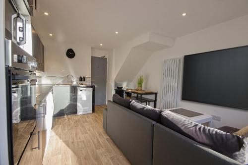 Contractors, Medical staff, Relocators, Families- 5 Bedroom 3 bathroom house- 2min walk to L&D, Luton (fotografie 2)