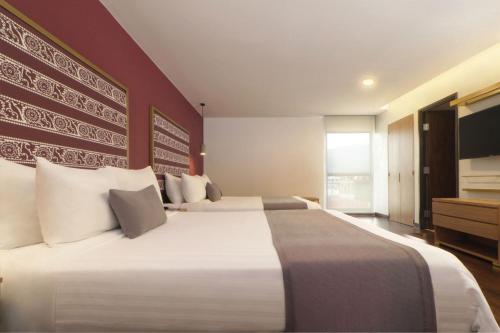 Queen Room with Two Queen Beds image 8