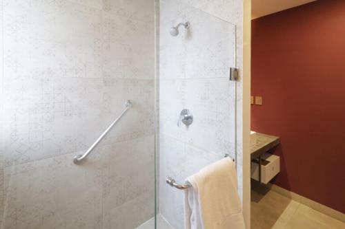 King Room image 3