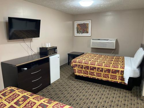 Economy Inn & Suites - image 14