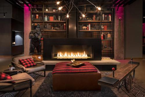 MOXY Seattle Downtown - image 2