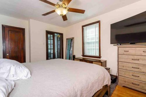 Delightful gingerbread in charming Lindenwood Park in Southhampton, USA