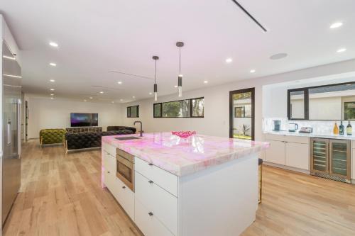 ৎ୭Alta mesa Luxৎ୭ privacy with pool jacuzzi & more in Los Angeles, USA