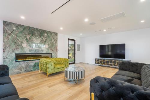 ৎ୭Alta mesa Luxৎ୭ privacy with pool jacuzzi & more in Los Angeles, USA