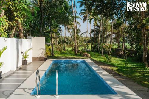 Peldbaseins, StayVista at Nature Nook with Pvt Pool & Terrace Access in Chazhoor