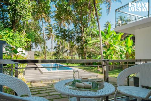Balkons/terase, StayVista at Nature Nook with Pvt Pool & Terrace Access in Chazhoor