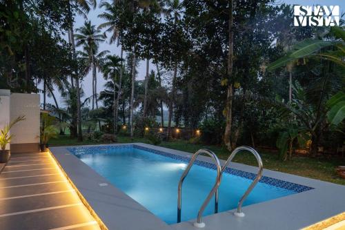 Peldbaseins, StayVista at Nature Nook with Pvt Pool & Terrace Access in Chazhoor