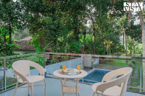 Balkons/terase, StayVista at Nature Nook with Pvt Pool & Terrace Access in Chazhoor