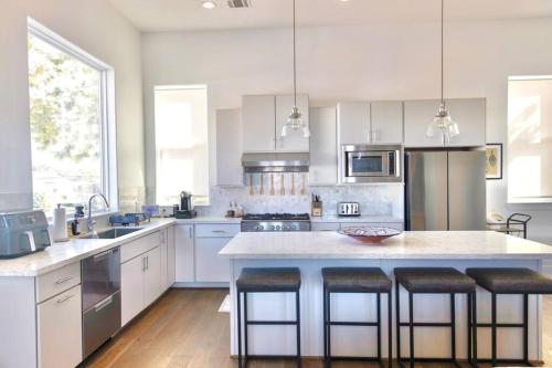 Comfortable Modern Home in Downtown Houston - Sleeps 10 in Houston, USA