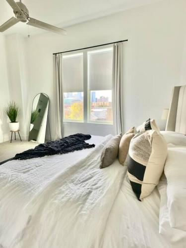 Comfortable Modern Home in Downtown Houston - Sleeps 10 - Tap to explore photos