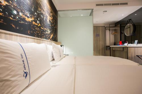 Standard Twin Room with No Window image 5
