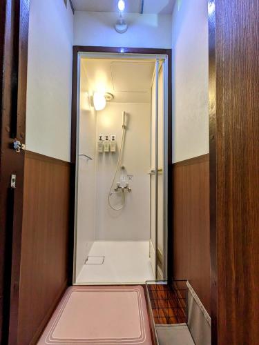 douche, 駿府城下町の宿　玉乃屋 in Shizuoka