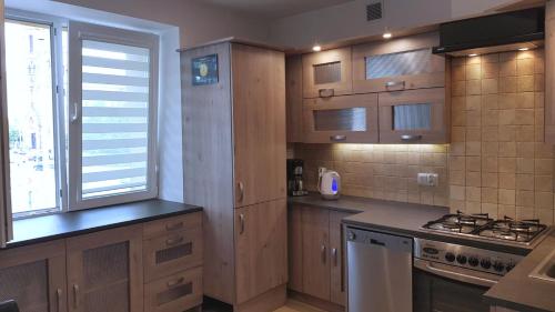 Apartament Leliwa - Centrum - blisko dworca PKP - blisko Starówki - restauracje i sklepy w pobliżu - pierwsze piętro - możliwy kurs na lotnisko -faktura - kawa - herbata - English