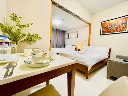 Thompson Suites - 2 beds, One Uptown Residences 28F A - XBOX & Netflix, Manila