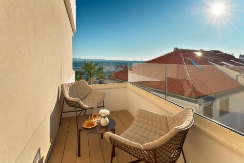 Deluxe room with balcony and partial sea view