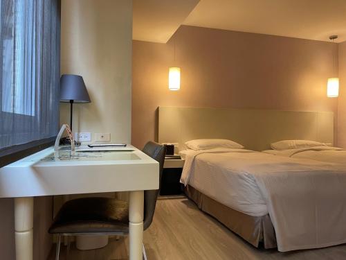 Deluxe Double or Twin Room image 8
