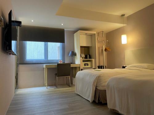 Deluxe Double or Twin Room image 7